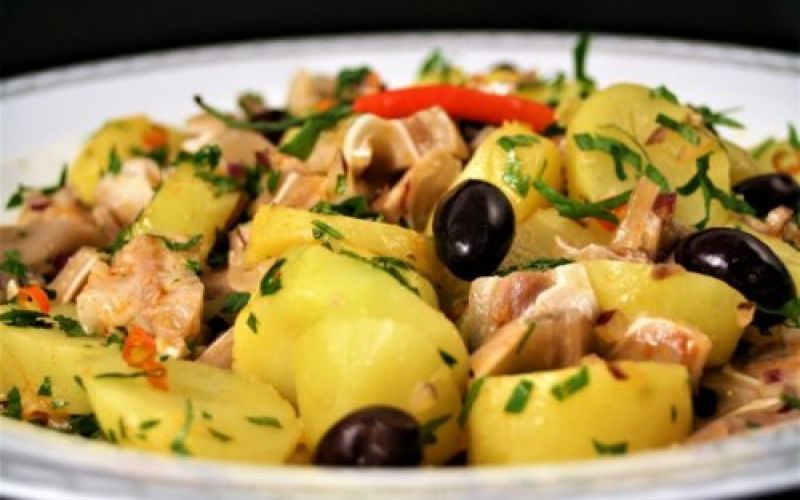 ensalada de patatas y oreja de cerdo