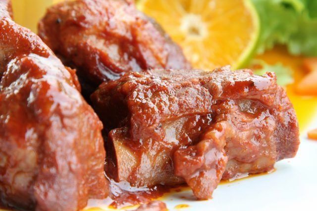 costillas adobadas en salsa de tomate