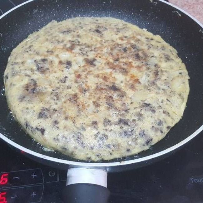 Tortilla de patatas con morcilla de Burgos