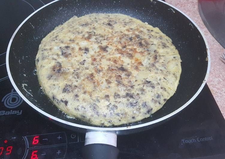 tortilla de patatas con morcilla de burgos