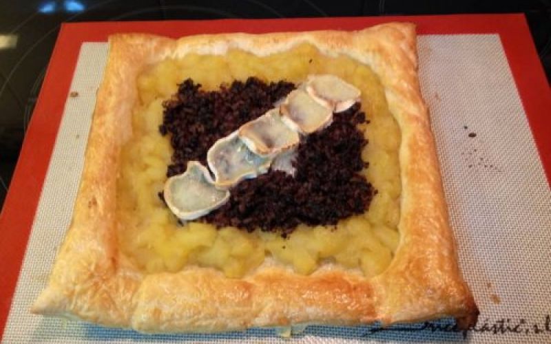 tarta hojaldre de morcilla de burgos