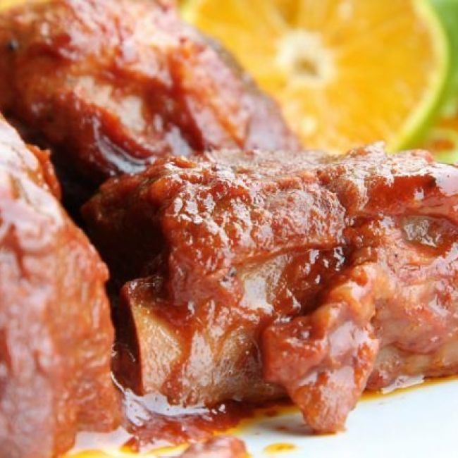 costillas adobadas en salsa de tomate