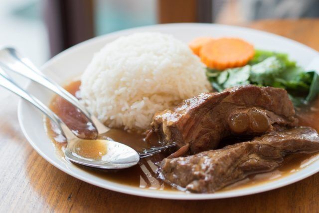 costillas adobadas con arroz